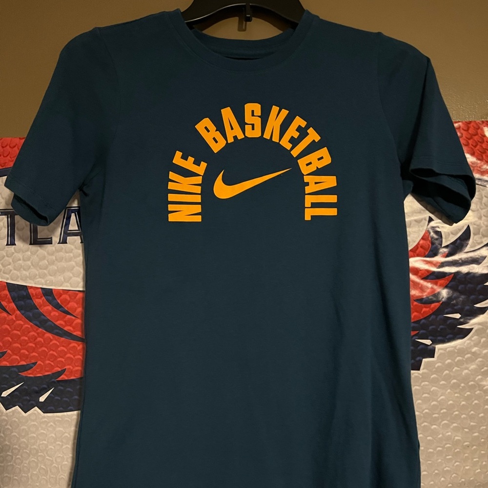 Nike basketball boys short sleeve shirt L 14/16